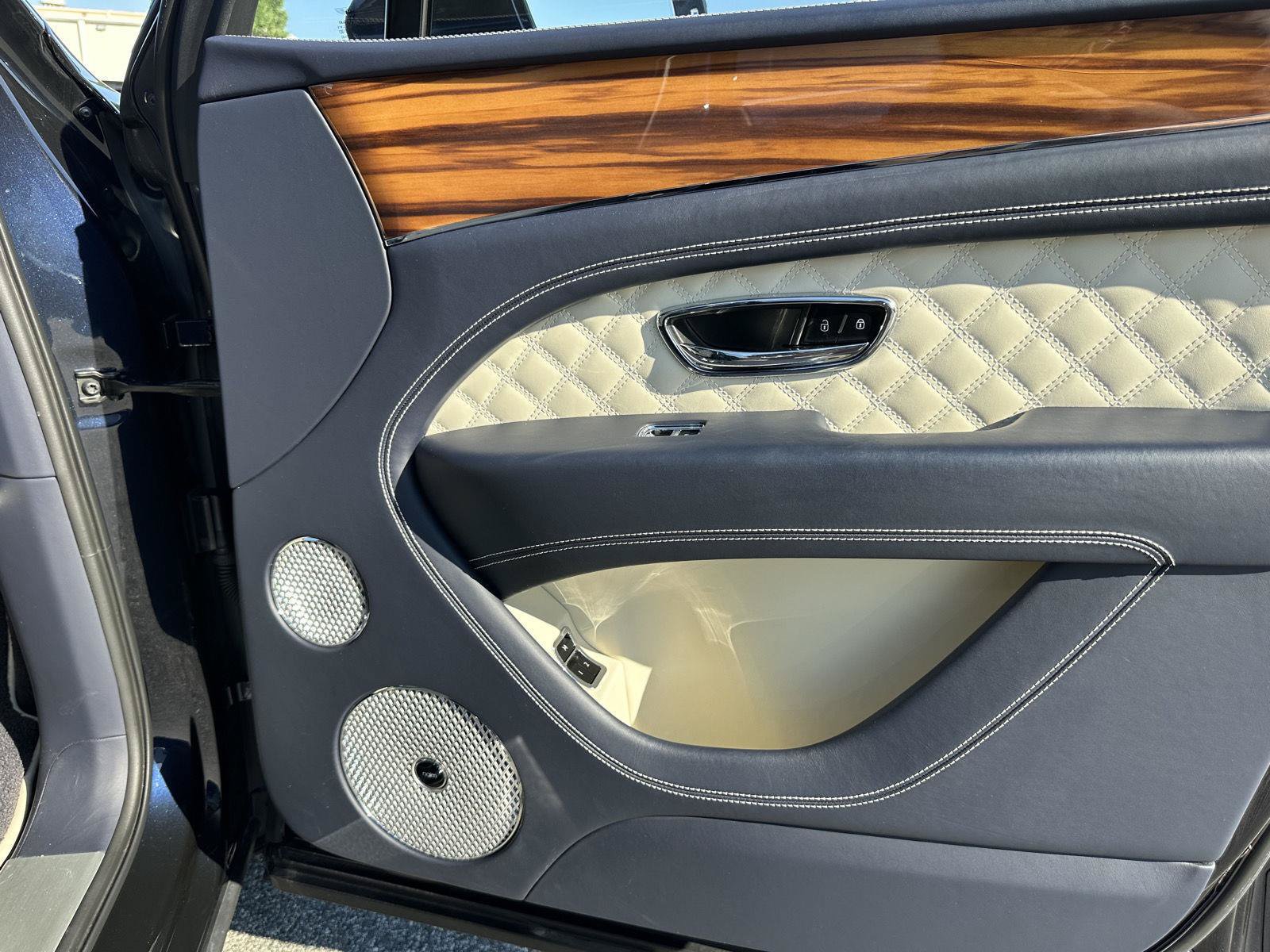 Used 2022 Bentley Bentayga AWD/4WD image 21
