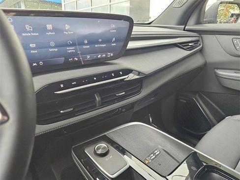 Used 2025 Buick Enclave Preferred w/ Power Package image 25