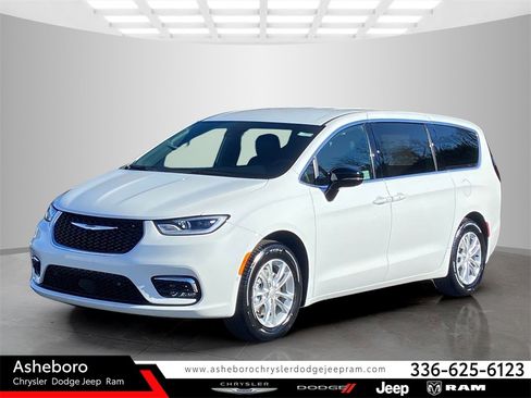 New 2026 Chrysler Pacifica Select image 1