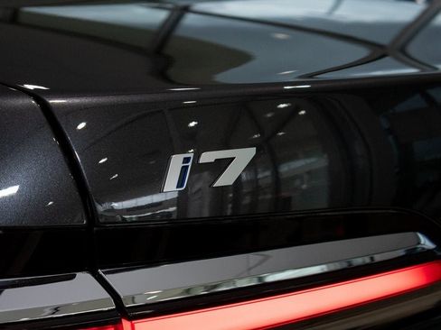 Used 2025 BMW i7 eDrive50 w/ Premium Package image 10