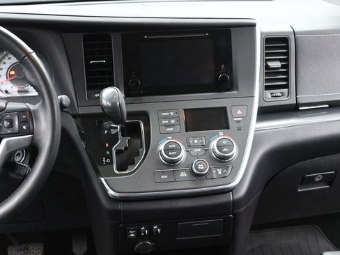 Used 2015 Toyota Sienna SE image 28
