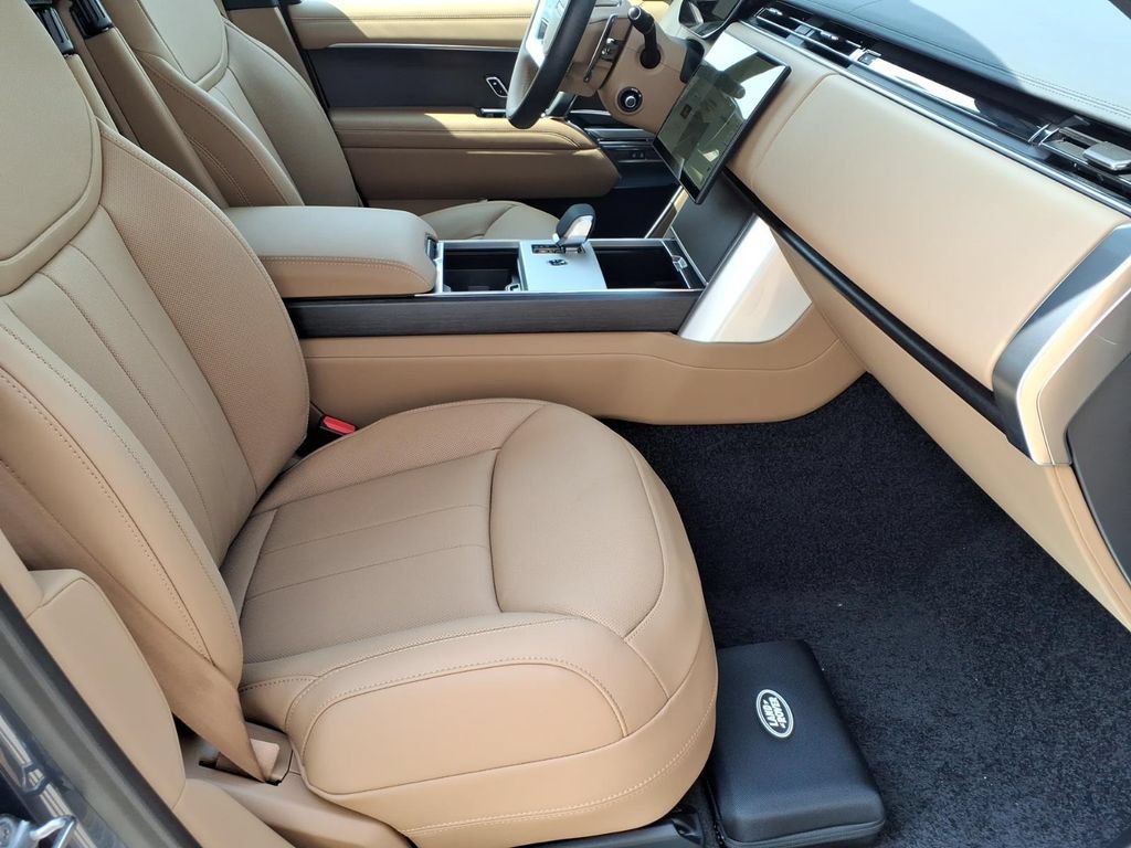 New 2026 Land Rover Range Rover Long Wheelbase SE AWD/4WD image 7
