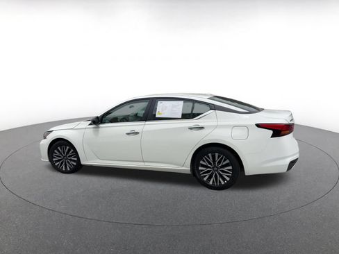 Used 2025 Nissan Altima 2.5 SV FWD image 10
