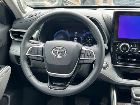Used 2023 Toyota Highlander Platinum FWD image 45