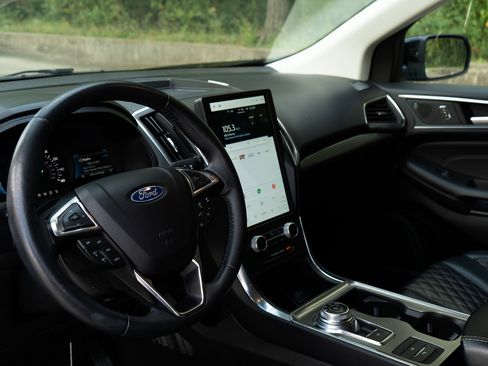 Used 2024 Ford Edge Titanium image 16