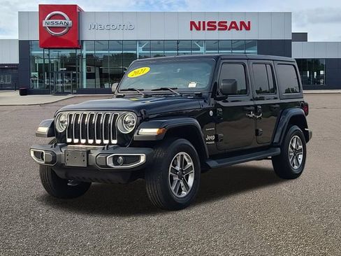 Used 2018 Jeep Wrangler Unlimited Sahara w/ Uconnect 4C Nav & Sound Group AWD/4WD image 3