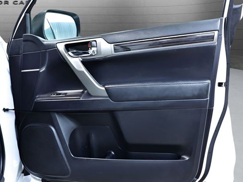 Used 2020 Lexus GX 460 Premium w/ Premium Package image 28