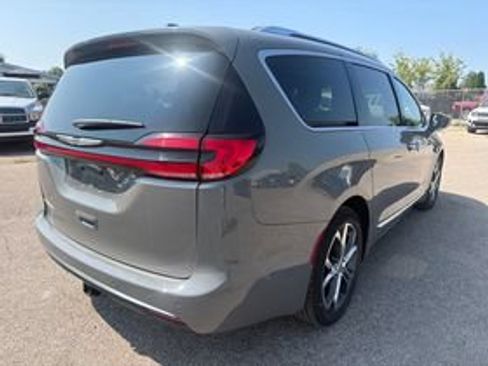 Certified 2024 Chrysler Pacifica Pinnacle w/ Trailer Tow Group FWD image 4