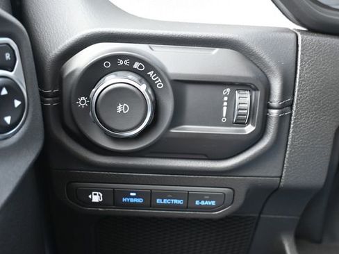 Used 2025 Jeep Wrangler Sahara image 40