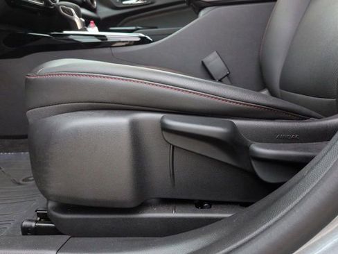 Used 2025 Chevrolet Trax RS w/ Sunroof Package image 19