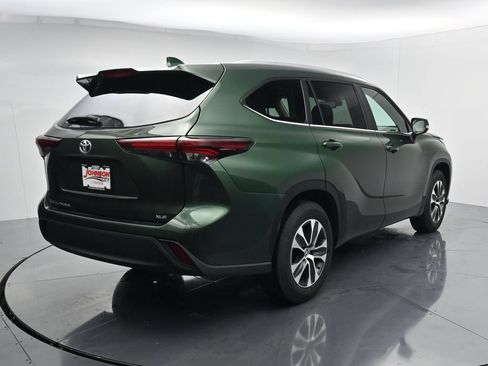 Used 2024 Toyota Highlander XLE FWD image 7