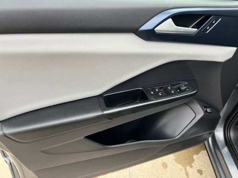 Certified 2022 Volkswagen Taos SE w/ Panoramic Sunroof Package image 13