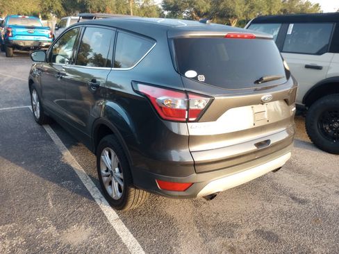 Used 2017 Ford Escape SE FWD image 2