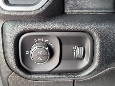 Used 2020 RAM 1500 Big Horn AWD/4WD image 14