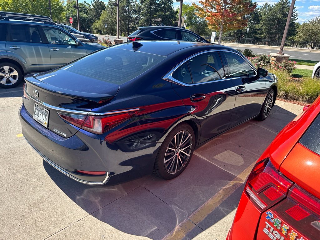 Used 2025 Lexus ES 300h w/ Premium Package FWD image 3