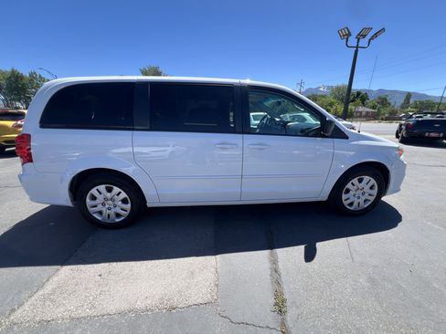 Used 2017 Dodge Grand Caravan SE w/ UConnect Hands-Free Group FWD image 5