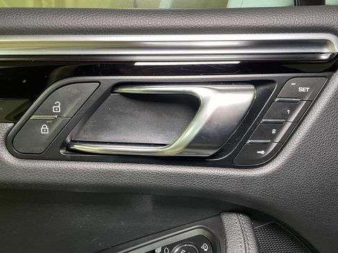 Certified 2024 Porsche Macan AWD/4WD image 38