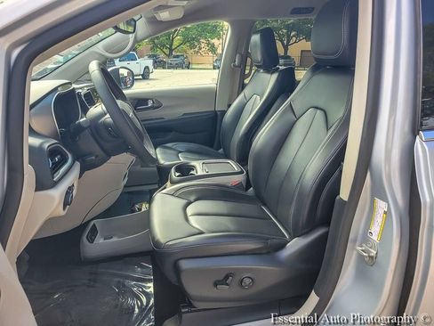 Used 2023 Chrysler Pacifica Touring-L FWD image 16
