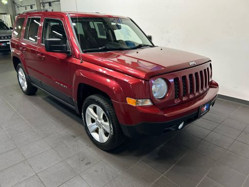 Used 2014 Jeep Patriot Latitude AWD/4WD image 2