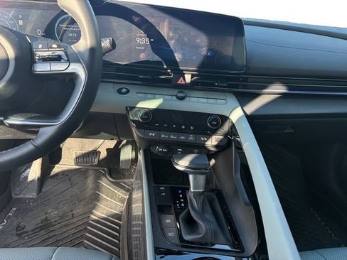 Used 2025 Hyundai Elantra Limited image 11