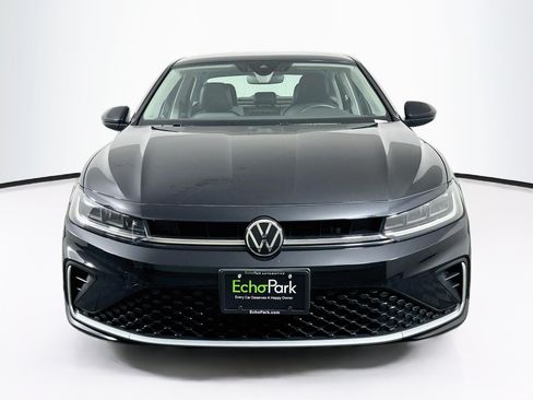 Used 2025 Volkswagen Jetta SE FWD image 2
