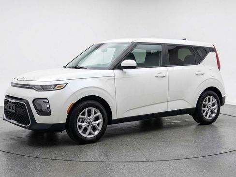Used 2025 Kia Soul LX w/ LX Technology Package FWD image 3