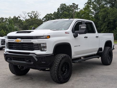 Used 2025 Chevrolet Silverado 2500 Custom w/ Custom Value Package AWD/4WD image 5