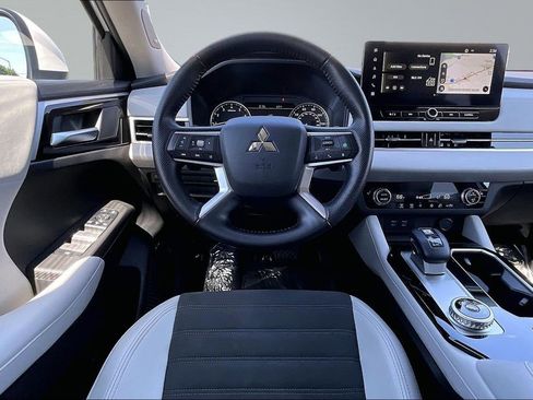 Used 2025 Mitsubishi Outlander SE FWD image 5