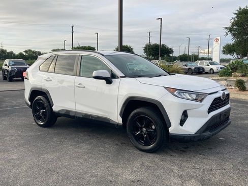 Used 2021 Toyota RAV4 XLE FWD image 3