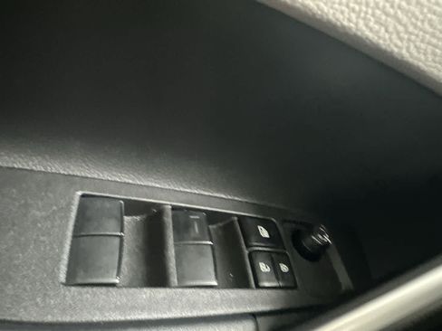 Used 2025 Toyota Corolla Cross L FWD image 17