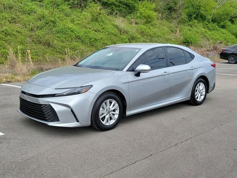 Used 2025 Toyota Camry LE image 7
