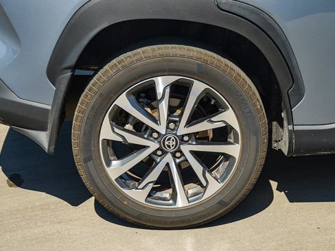 Used 2024 Toyota Corolla Cross XLE w/ Convenience Package FWD image 12