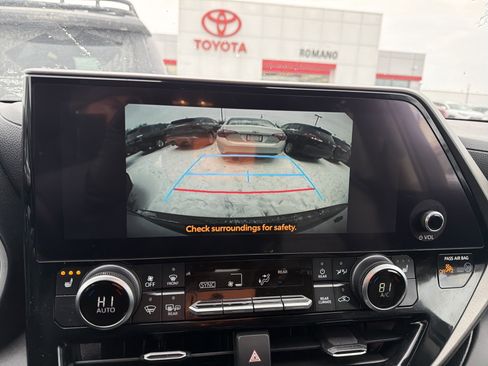 Used 2024 Toyota Highlander XLE image 17