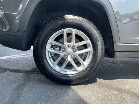 Used 2025 Jeep Grand Cherokee Laredo X AWD/4WD image 34