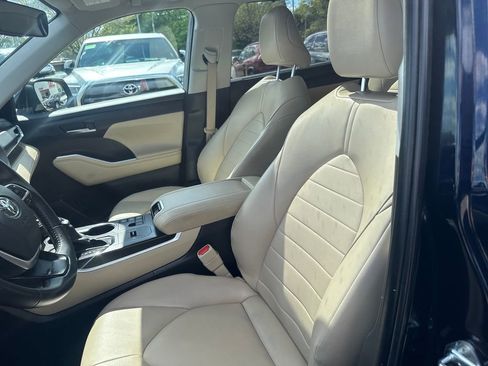 Used 2025 Toyota Highlander XLE AWD/4WD image 26