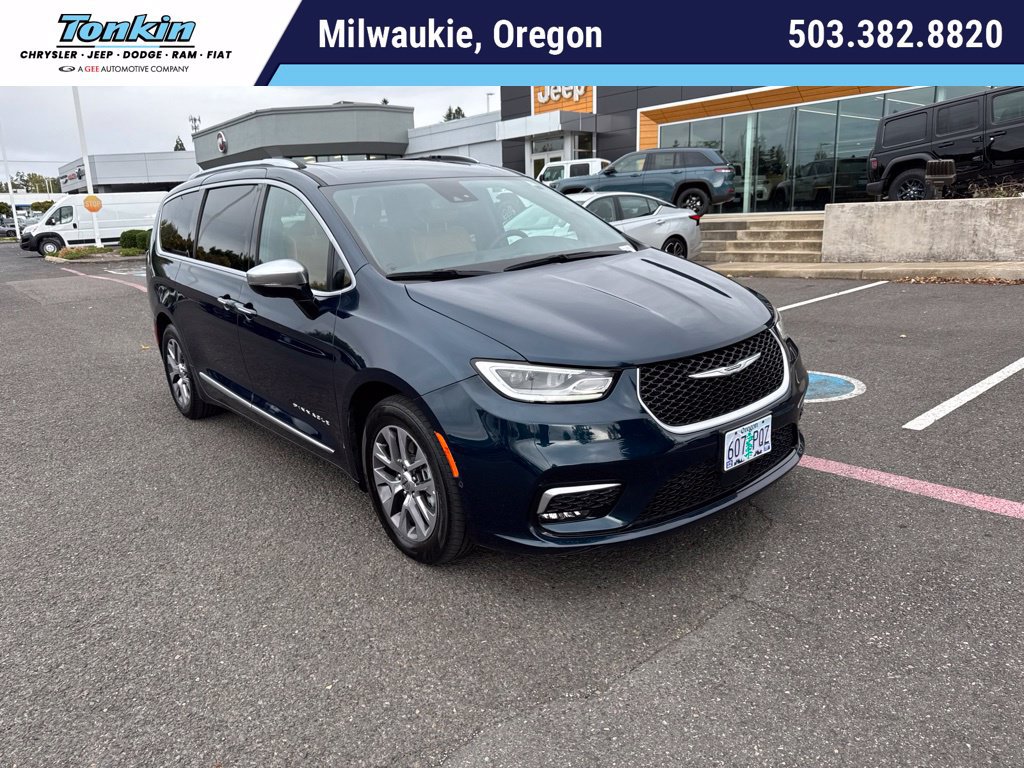 Used 2023 Chrysler Pacifica Pinnacle FWD image 1