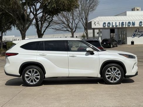 Used 2021 Toyota Highlander Limited image 3