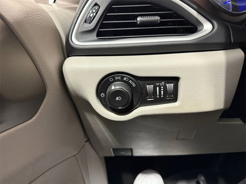 Used 2018 Chrysler Pacifica Touring Plus image 30