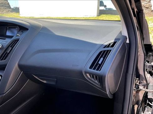 Used 2016 Ford Focus SE FWD image 16