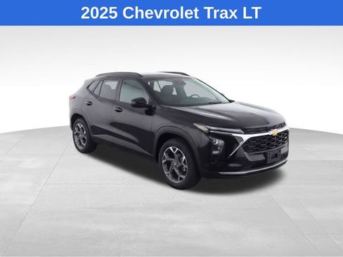 Used 2025 Chevrolet Trax LT w/ LT Convenience Package FWD image 2