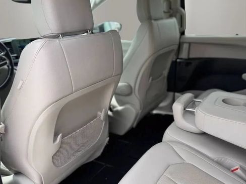 Used 2019 Chrysler Pacifica Touring-L FWD image 17