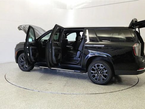 Used 2025 Chevrolet Suburban LT w/ Comfort Package AWD/4WD image 11