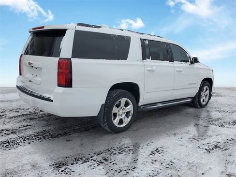 Used 2016 Chevrolet Suburban LT image 4