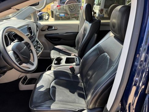 Used 2019 Chrysler Pacifica Limited w/ Advanced Safetytec Group FWD image 12