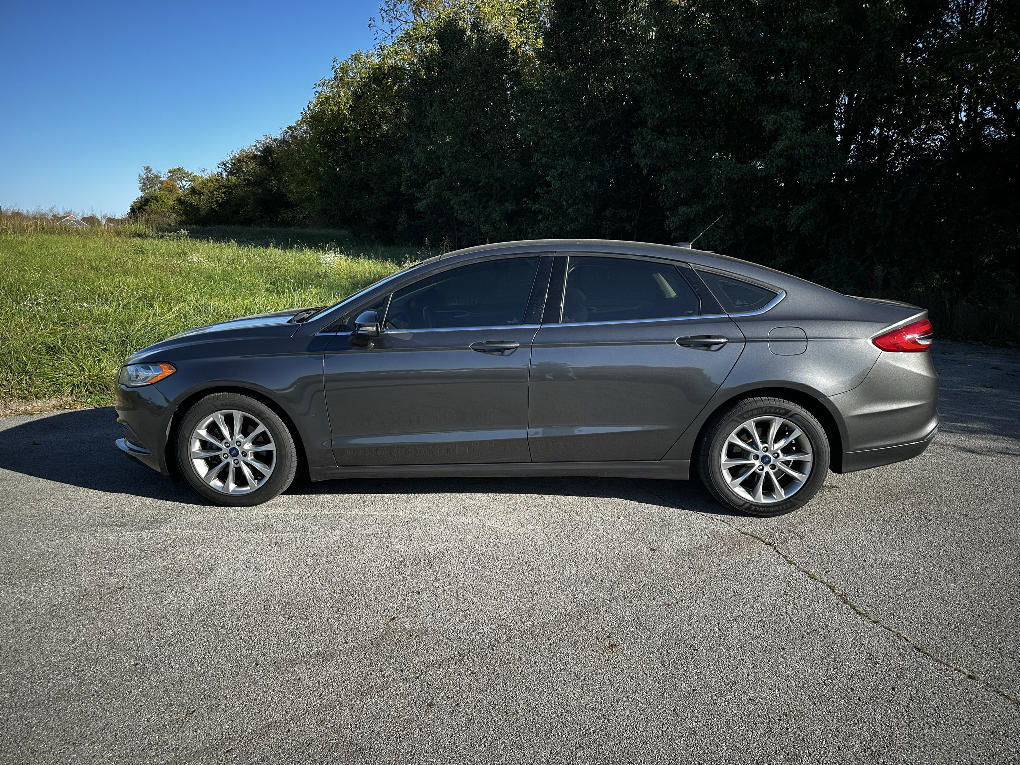 Used 2017 Ford Fusion SE w/ Fusion SE Technology Package FWD image 5