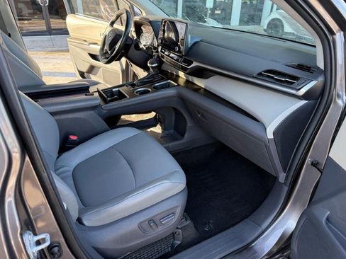 Used 2021 Toyota Sienna XLE FWD image 16