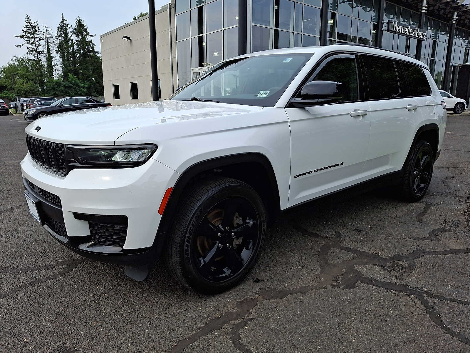 Used 2023 Jeep Grand Cherokee L Laredo AWD/4WD image 3