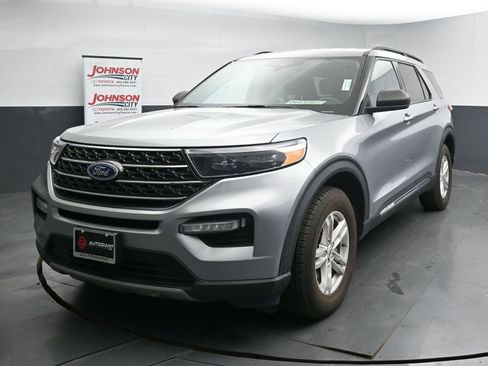 Used 2023 Ford Explorer XLT w/ Equipment Group 202A AWD/4WD image 4