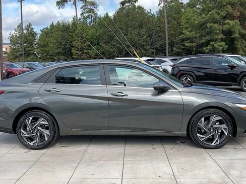 Used 2025 Hyundai Elantra SEL w/ Cargo Package image 17