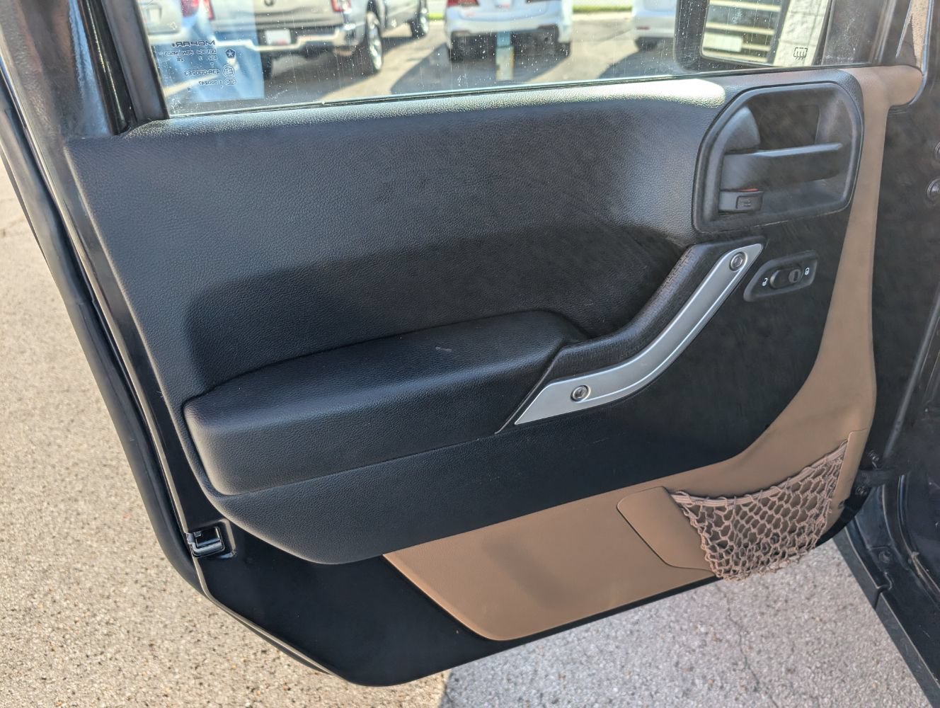 Used 2014 Jeep Wrangler Unlimited Rubicon w/ Connectivity Group AWD/4WD image 11